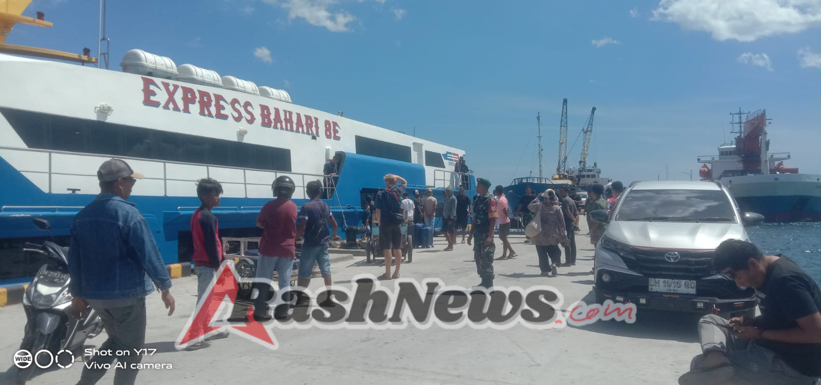 TNI Hadir di Pelabuhan Ba’a, Pastikan Arus Penumpang Kapal Laut Aman dan Lancar