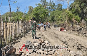 Wujud Kepedulian TNI, Babinsa Bersama Warga Siomeda Kerja Bakti Irigasi Sawah
