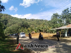 Kegiatan Pamwil Babinsa Kodim 1602/Ende, Wujud Kepedulian TNI terhadap Pengguna Jalan Desa Dile