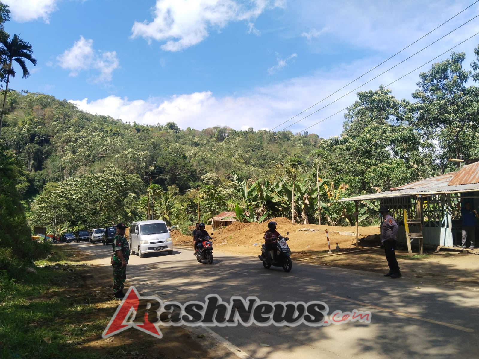 Kegiatan Pamwil Babinsa Kodim 1602/Ende, Wujud Kepedulian TNI terhadap Pengguna Jalan Desa Dile