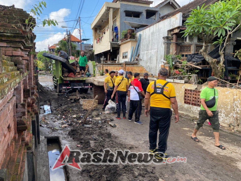 Personel Gabungan Bersihkan Material Pasca Banjir di Perumahan Kalista Ubung Kaja