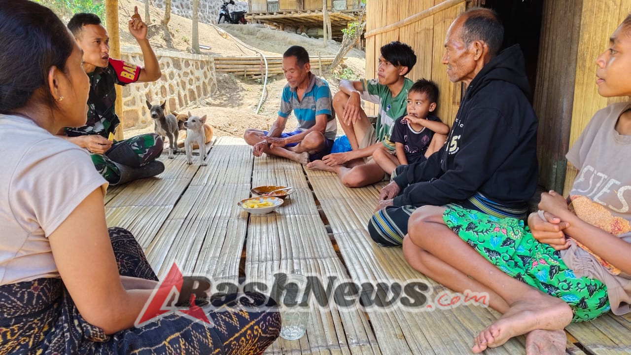 TNI Hadir di Tengah Masyarakat, Babinsa Monitoring Keamanan di Wilayah Detukeli