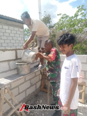 Babinsa Koramil 1627-01/Baa Ringankan Beban Warga Lewat Karya Bhakti Pembangunan Rumah