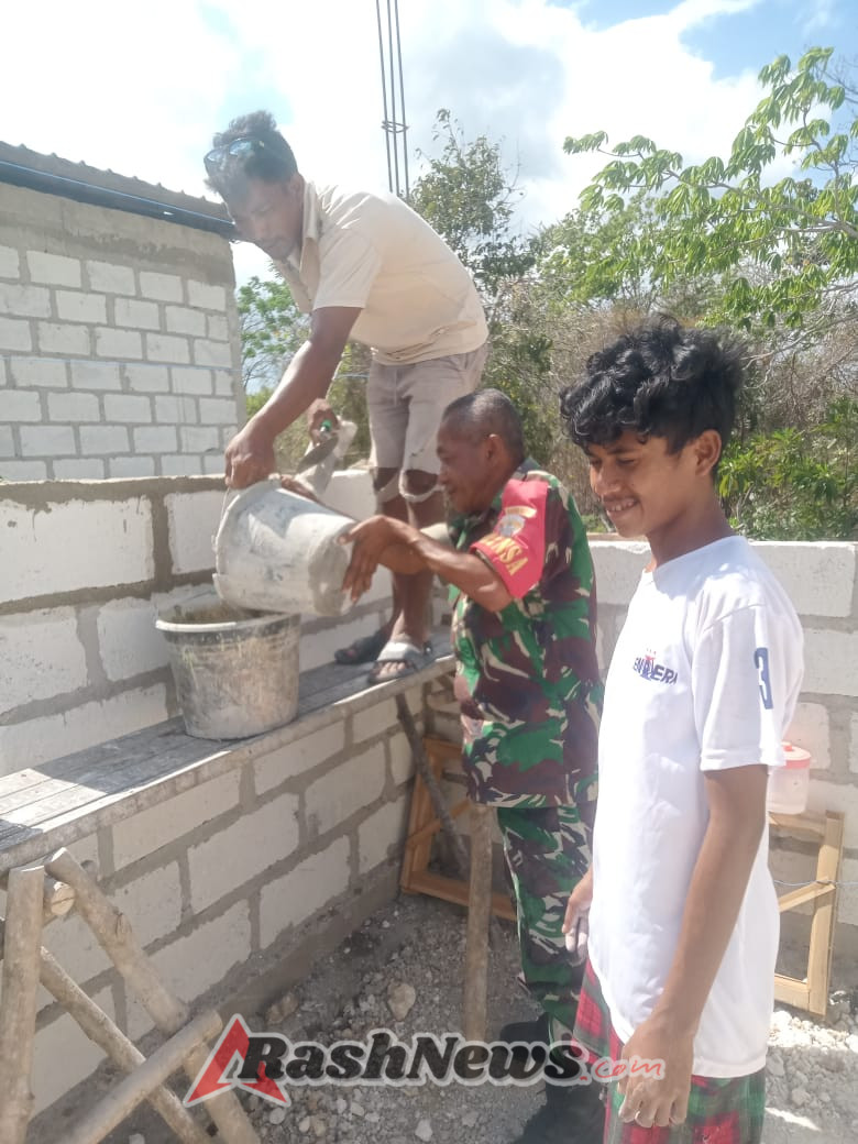 Babinsa Koramil 1627-01/Baa Ringankan Beban Warga Lewat Karya Bhakti Pembangunan Rumah