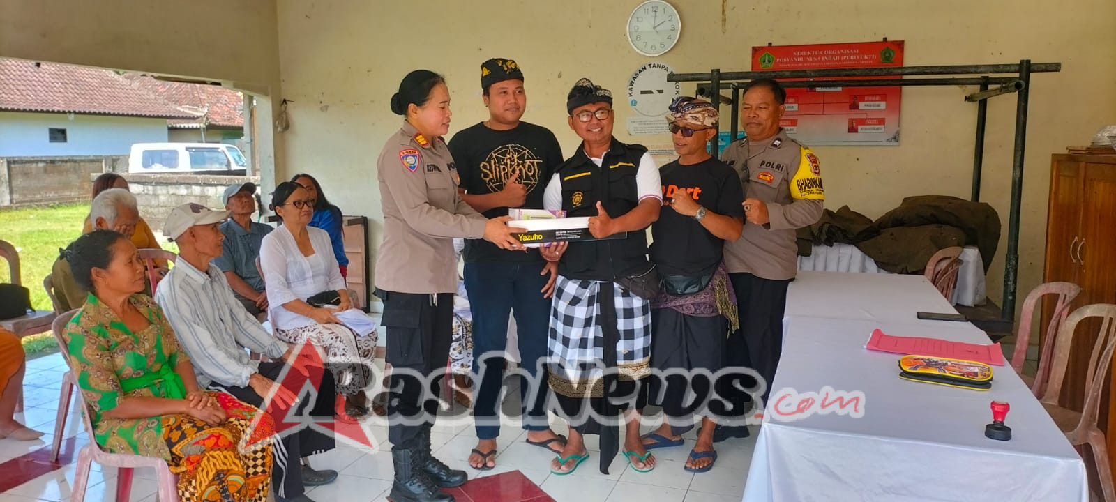 Penyerahan sarana kontak kepada warga masyarakat