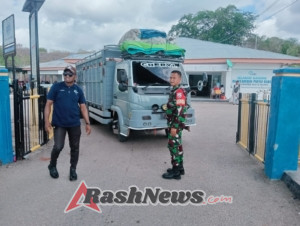 KMP Inerie II Sandar di Rote, Babinsa Pastikan Proses Bongkar Muat Berjalan Aman