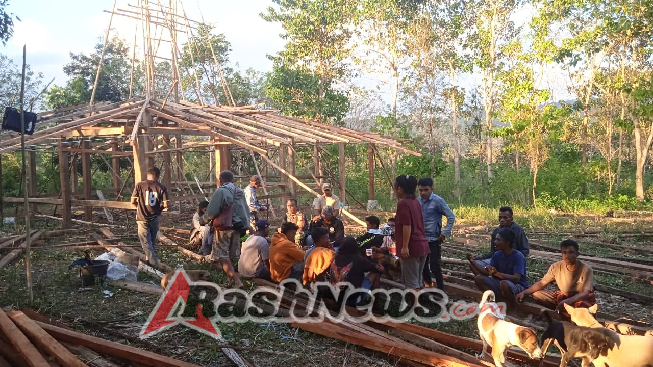 Sinergi Babinsa dan Warga, Pembangunan Kantor Desa Kombapari Dilakukan Bersama