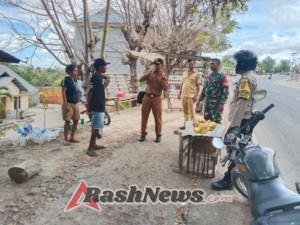 Dukung Kelancaran Tour De EnTeTe, Babinsa Koramil 05/Waingapu Gencar Himbau Warga Tertib dan Bersih