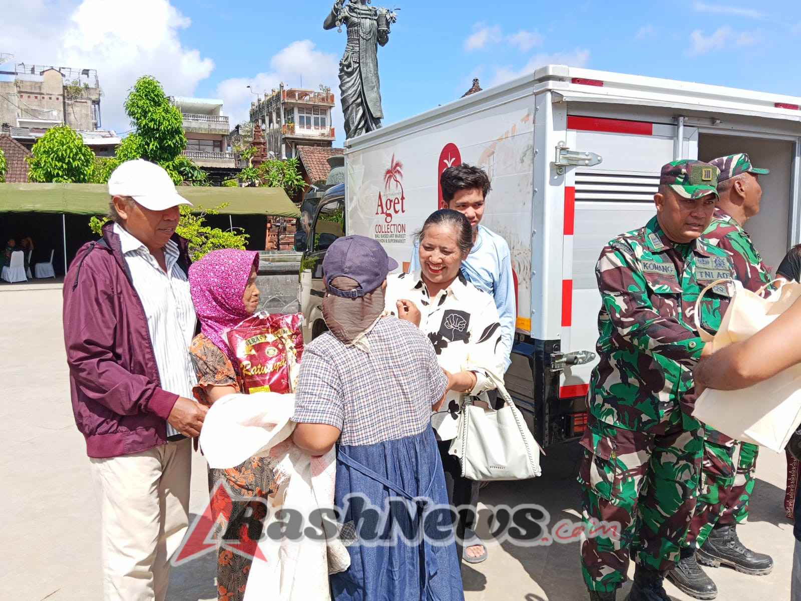 Kodim 1611/Badung Bersama Aget Coleksion Salurkan Bantuan untuk Pengungsi Banjir di Pasar Badung