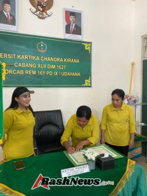 Ketua Persit Kodim 1627 Rote Ndao Serahkan Hadiah Lomba dan Resmikan Jabatan Baru Ibu-Ibu Persit