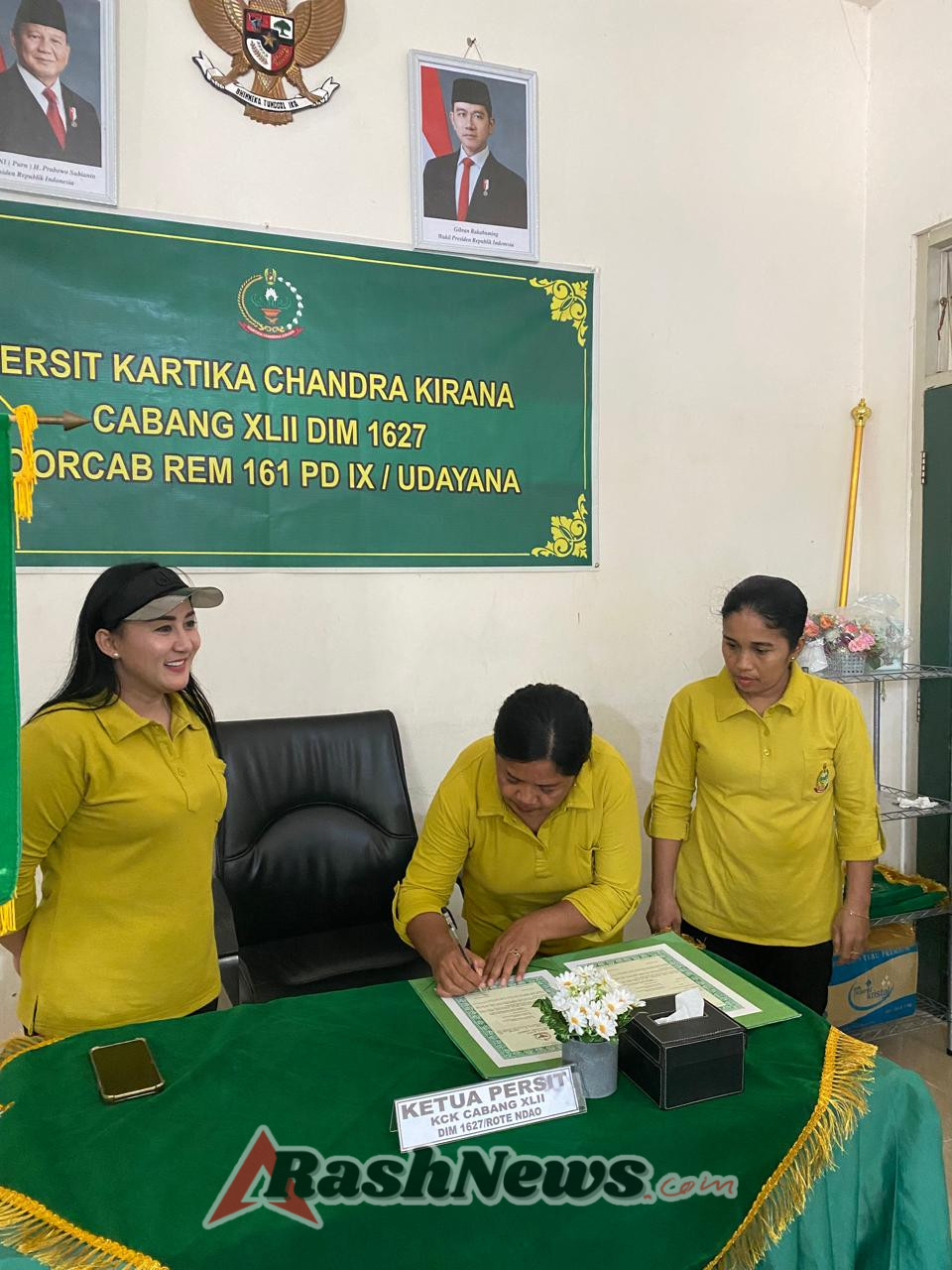 Ketua Persit Kodim 1627 Rote Ndao Serahkan Hadiah Lomba dan Resmikan Jabatan Baru Ibu-Ibu Persit