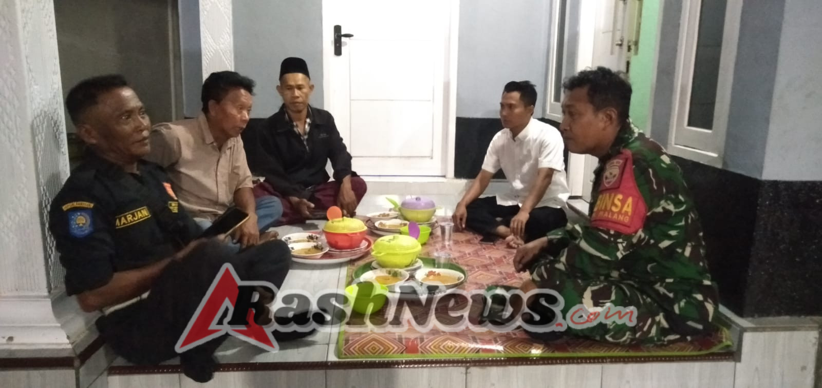 ‎Tingkatkan Kepedulian Warga, Babinsa Pringgabaya Gelar Patroli Malam Aman dan Tertib