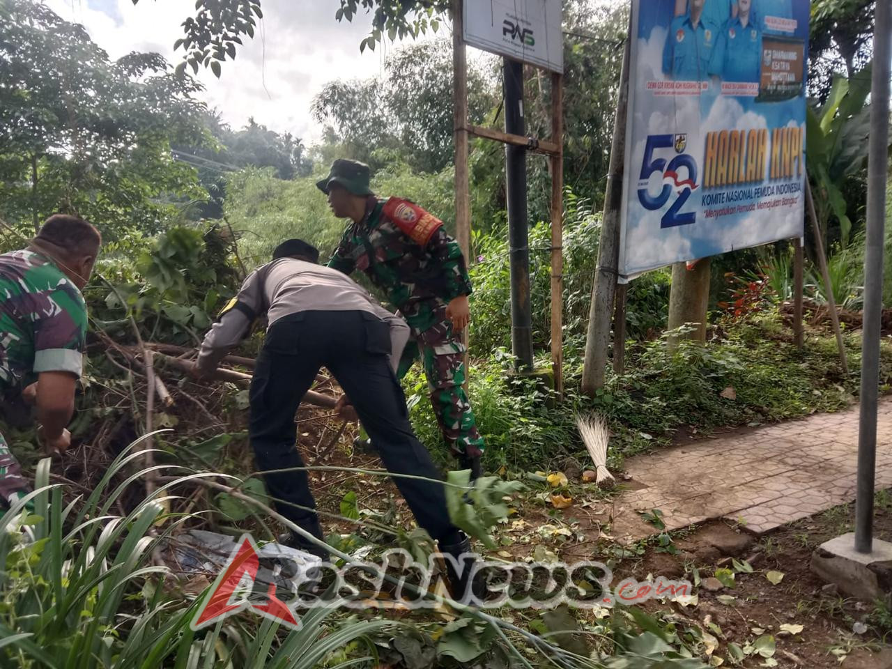 Sikat Kayu Bekas Longsor,  Koramil Banjarangkan Gelar Karya Bhakti Di Goa Jepang