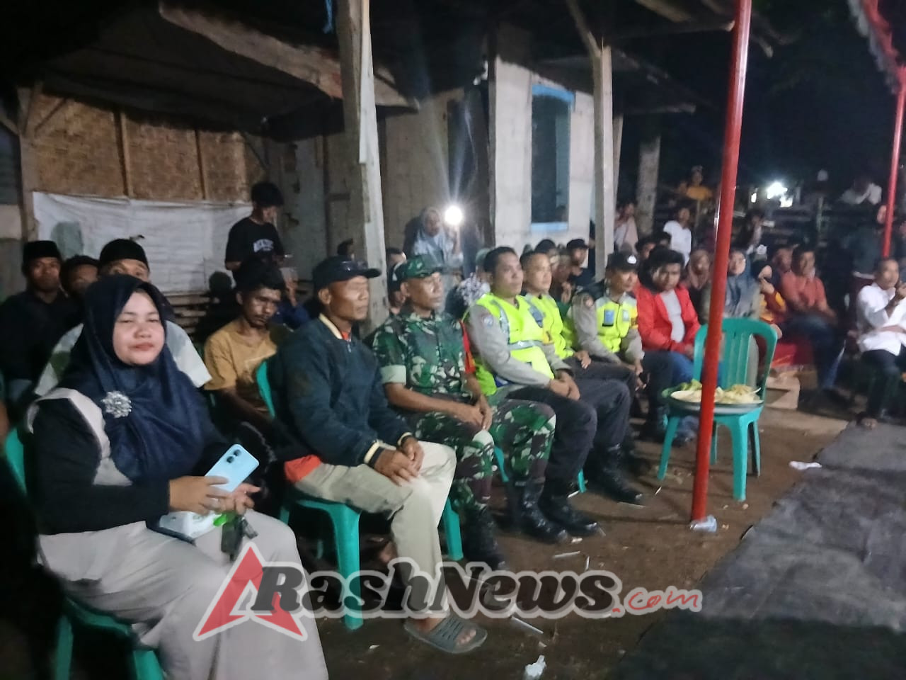 Sinergi TNI dan Masyarakat, Babinsa Kuang Dampingi Jalannya Acara Warga dengan Aman dan Lancar