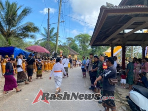 Ratusan warga hadir di tradisi mepeed, Tiga pilar di Desa Bunga Mekar gelar pengawalan ketat