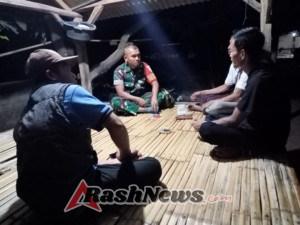 ‎Tingkatkan Kamtibmas, Babinsa dan Warga Pemongkong Gelar Patroli Bersama