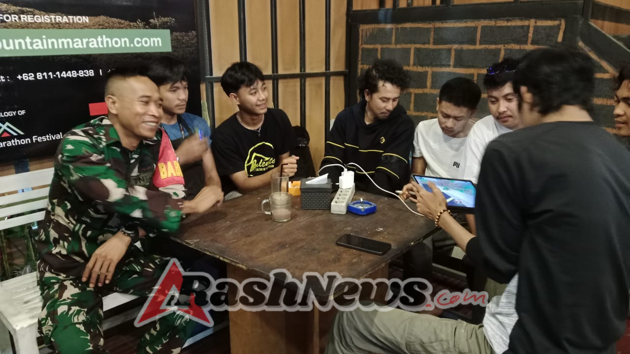 ‎Babinsa Sembalun Laksanakan Patroli Malam, Ingatkan Warga Jauhi Narkoba dan Jaga Lingkungan