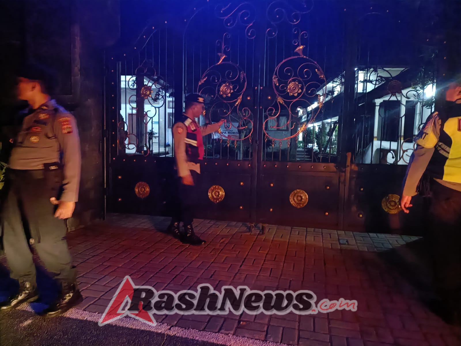 Polsek Bebandem menghimbau Waspada Kejahatan Curas, Curat, dan Curanmor di Wilkum Bebandem dalam Patroli Blue Light Patrol