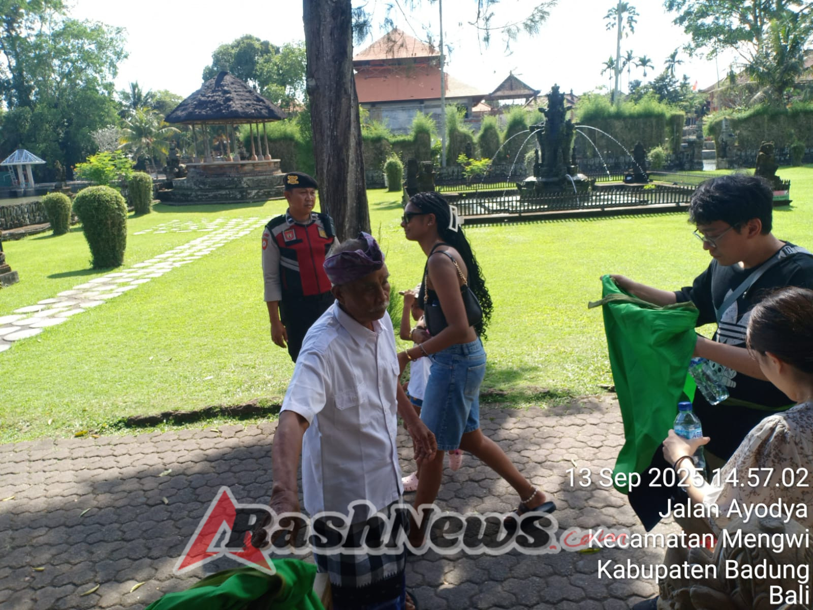 Sambangi Obyek Wisata Taman Ayun Unit Samapta Polsek Mengwi Imbau Jaga Kamtibmas