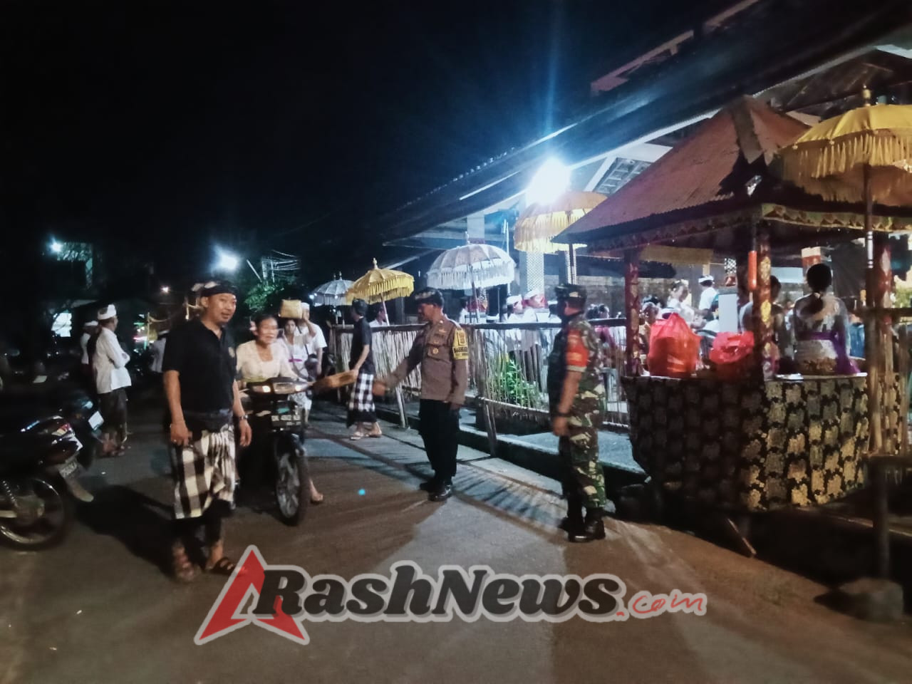 Polsek Tegallalang Bersama TNI dan Pecalang Amankan Kegiatan Piodalan di Pura Dadia Pasek Gel Gel