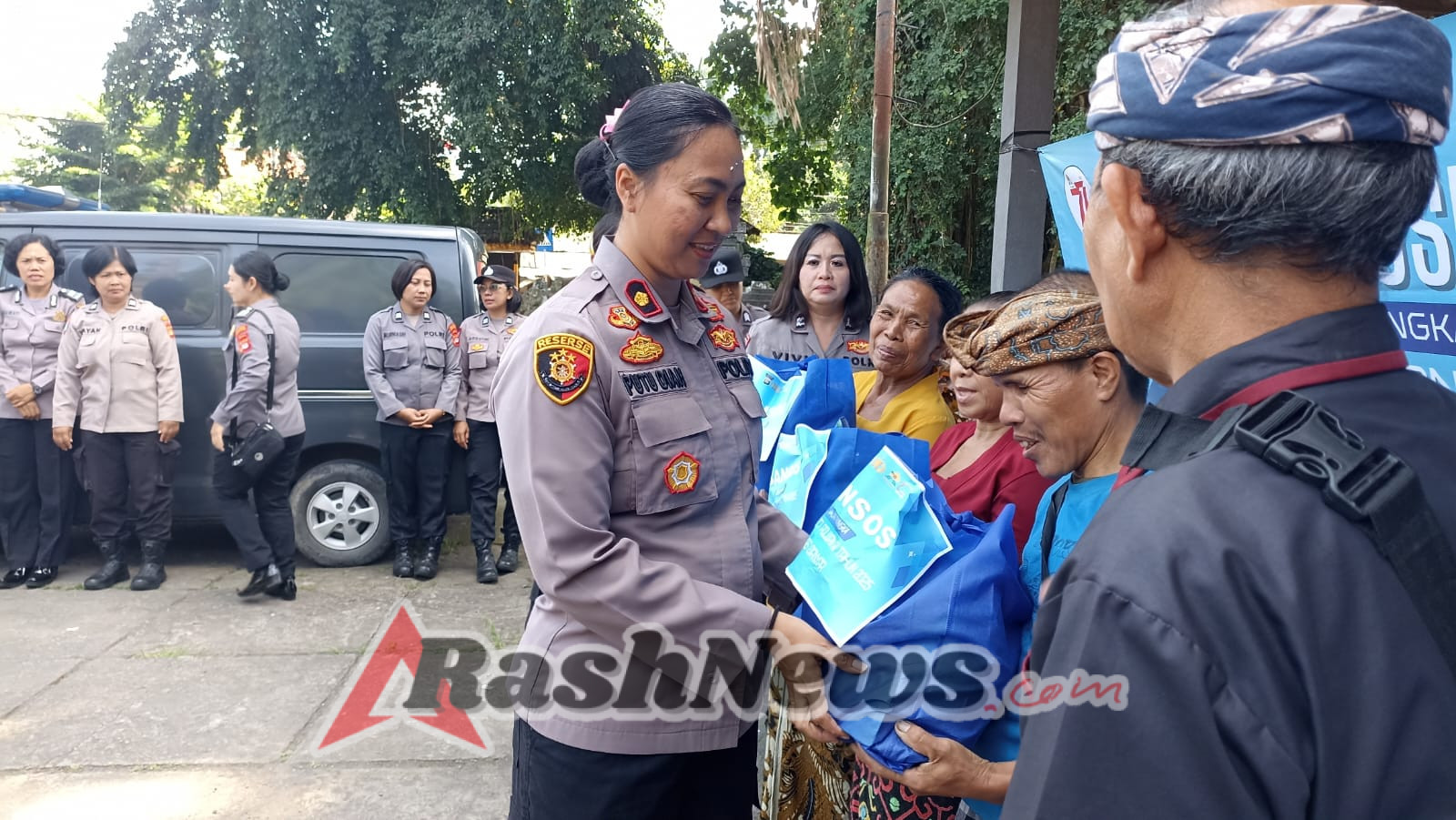 Polres Gianyar Gelar Program Minggu Kasih Dirangkai dengan Bakti Sosial di Pura Durga Kutri