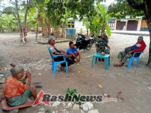 Ciptakan Suasana Keakraban, Babinsa Komsos Dengan Warga di Desa Binaan