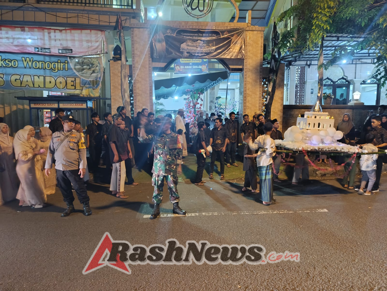 Bersinergi dengan Instansi terkait, Babinsa 1623-01/Karangasem  membantu mengatur lalulintas untuk kelancaran pawai perayaan maulid nabi muhammad SAW ke 1447 H.