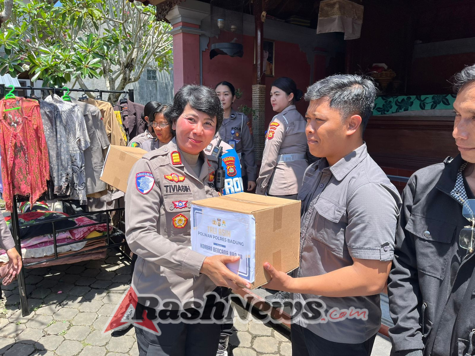 Sentuhan Kasih Polwan Polres Badung, Bantu Personel Terdampak Banjir Lewat Penyaluran Sembako
