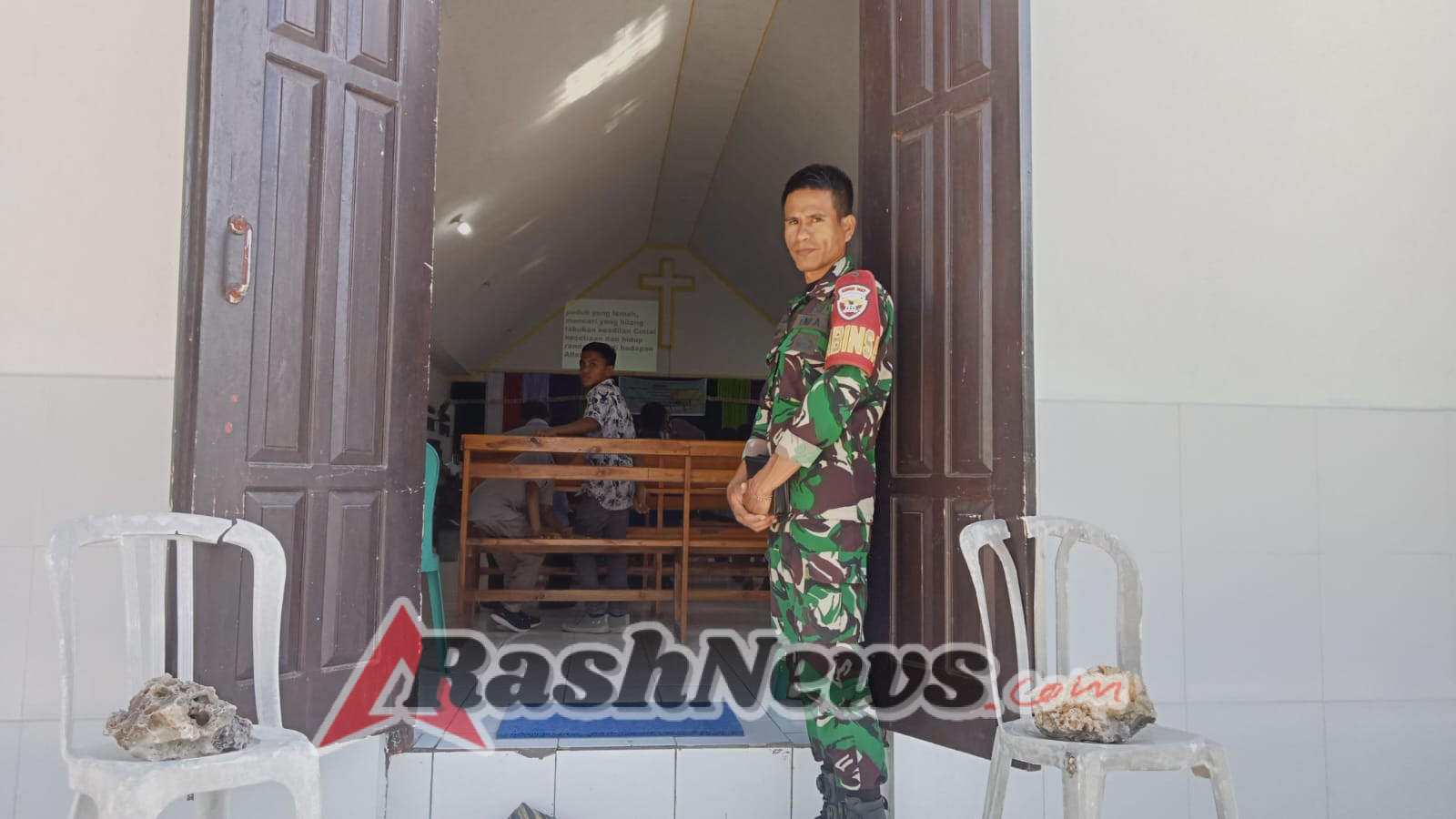 Babinsa 1627-03/Batutua Amankan Ibadah Minggu di Gereja Gmit Talaitakumi Nggauk