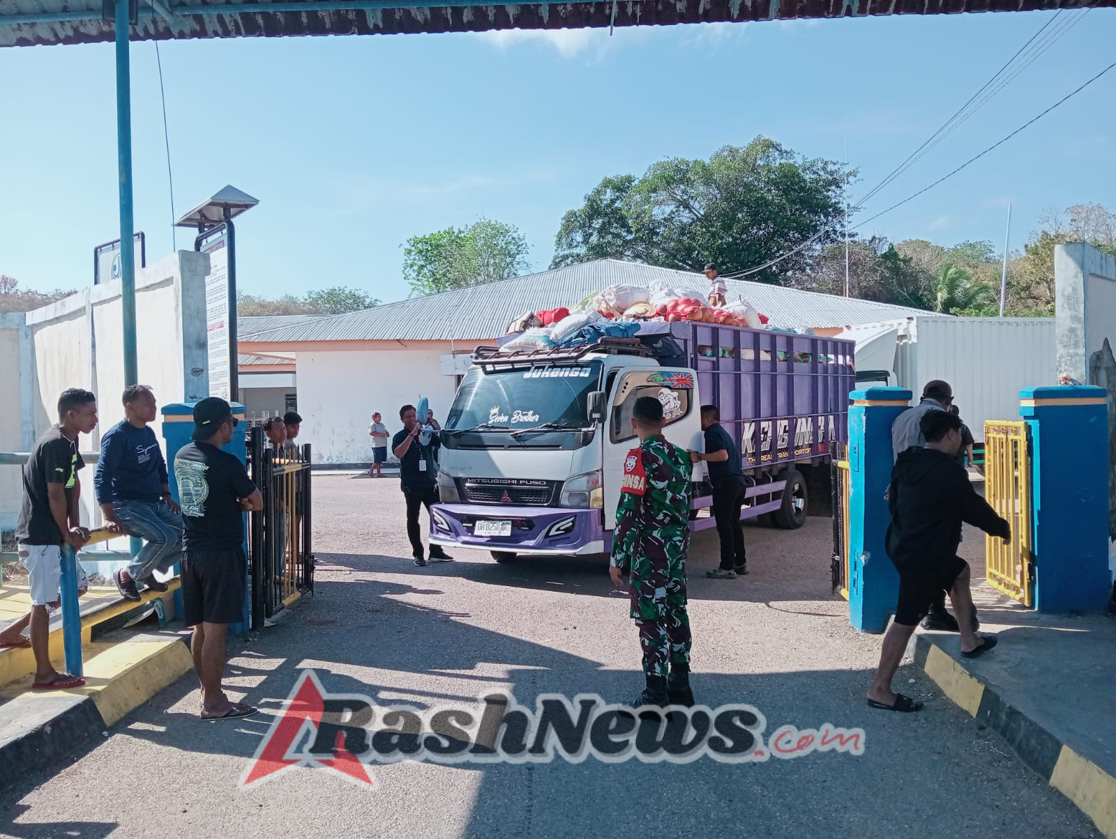 Babinsa Koramil 1627-02/Pantai Baru Laksanakan Pemantauan Keberangkatan KM Garda Maritim 3 di Pelabuhan ASDP Ofalangga