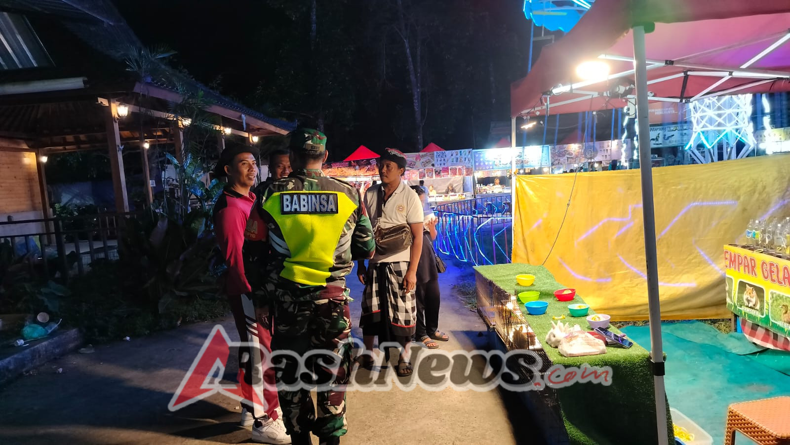Babinsa Bersama Aparat Desa Adat Kawal Kondusifitas Pasar Malam dan UMKM Lokal