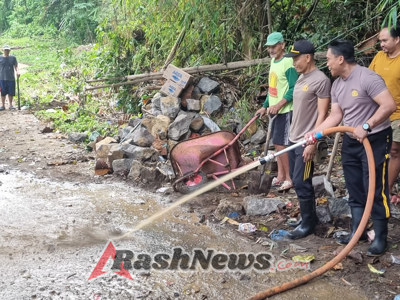 Kegiatan Gotong Royong (Bersih-Bersih) Lokasi Bencana Alam Polsek Kerambitan Bersama Koramil 1619-05 Kerambitan Dan Warga Masyarakat