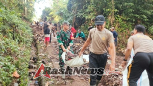 Karya Bakti TNI: Koramil 05 Kerambitan Bantu Pulihkan Akses Jalan Terdampak Longsor di Belumbang