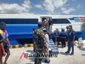 Tingkatkan Rasa Aman, Sertu Yunus Ketti Laksanakan Pemantauan Kedatangan dan Keberangkatan Kapal di Ba’a