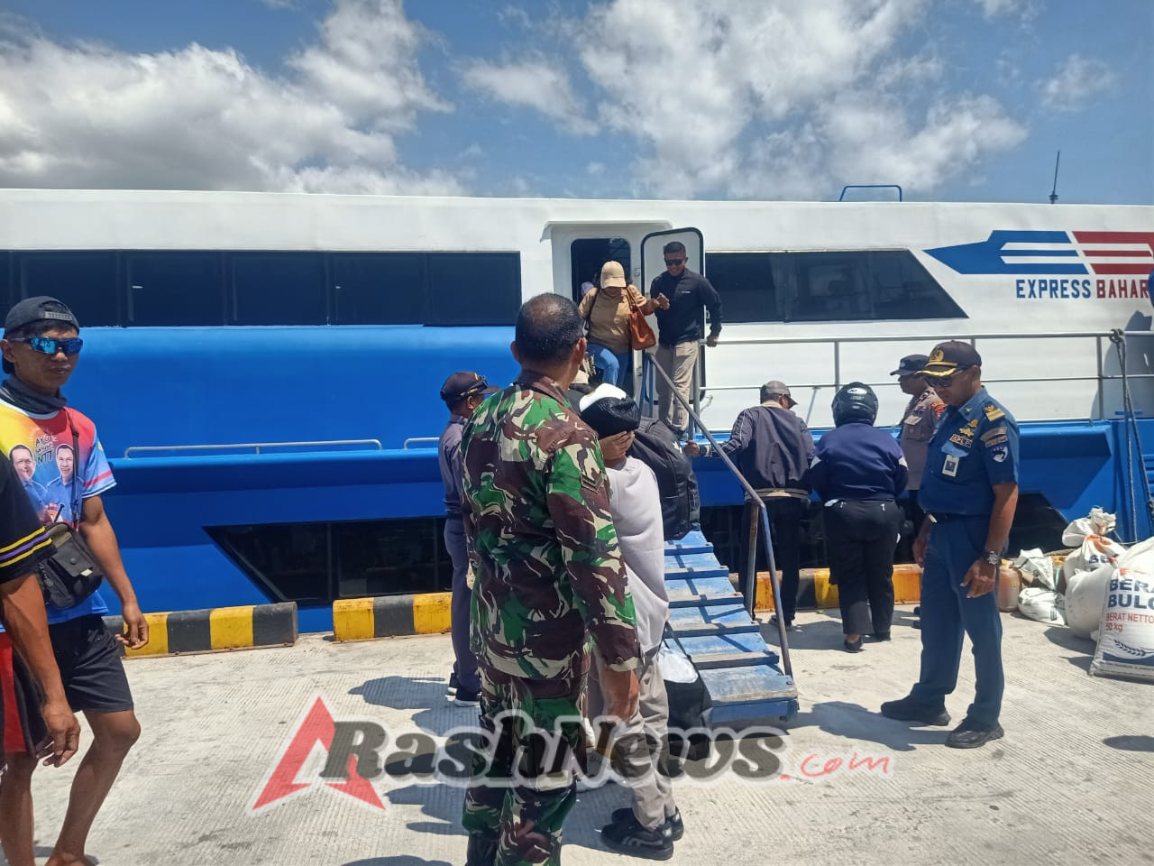 Tingkatkan Rasa Aman, Sertu Yunus Ketti Laksanakan Pemantauan Kedatangan dan Keberangkatan Kapal di Ba’a