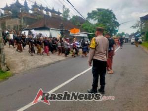 Bhabinkamtibmas Desa Marga Dauh Puri Polsek Marga Pengamanan Upacara Ngaben