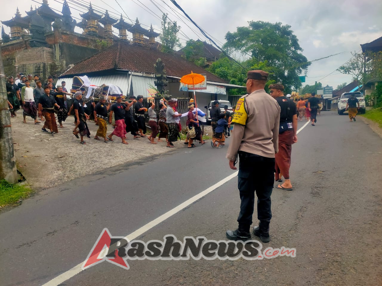Bhabinkamtibmas Desa Marga Dauh Puri Polsek Marga Pengamanan Upacara Ngaben