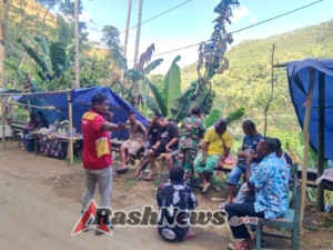 Babinsa Ende Berikan Rasa Aman bagi Pengguna Jalan di Portal Buka Tutup Desa Dile