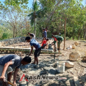 Bersama Warga, Babinsa Sertu Yehuda Bali Ate Wujudkan Semangat Gotong Royong di Desa Gaura