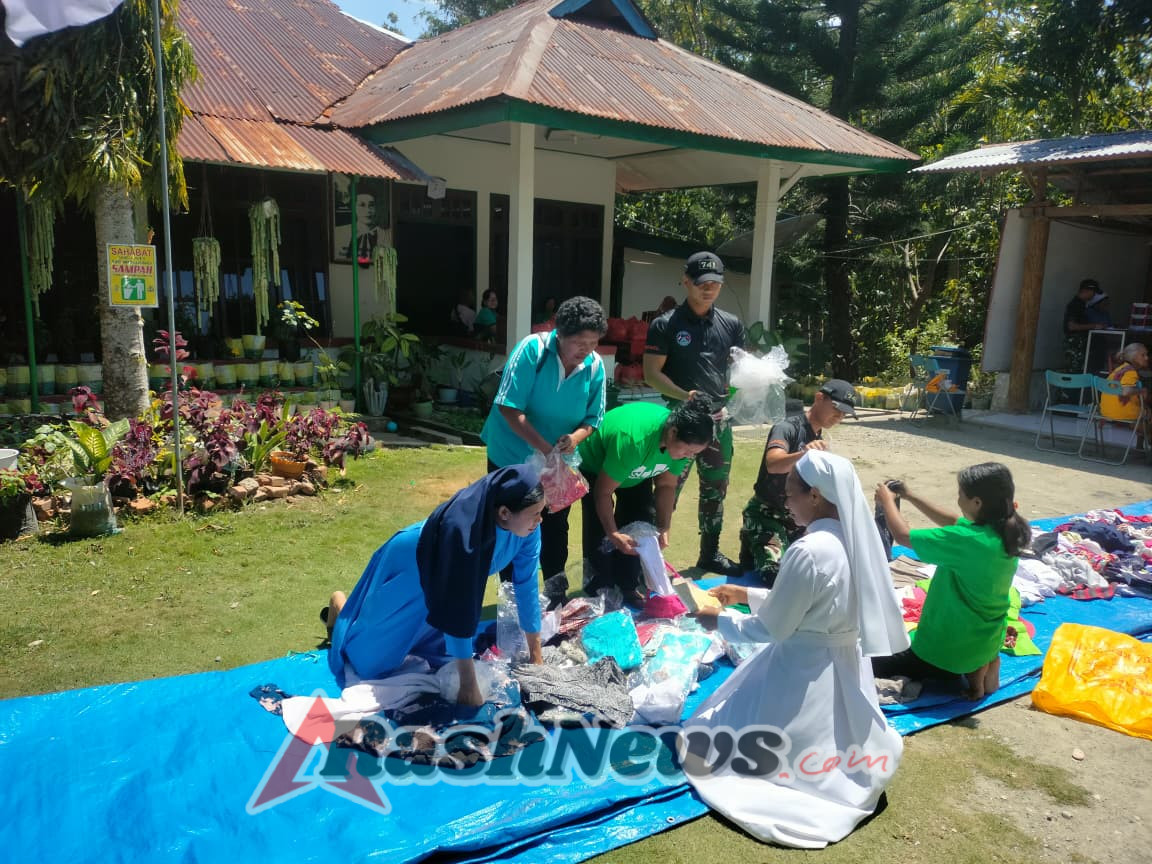 Berbagi Berkah Satgas Pos Mahen Bersama Suster Kapela Lahurus Bagikan Sembako Untuk Masyarakat di Perbatasan