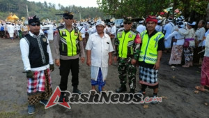 Peran Aktif Polsek Pupuan Jaga Ketertiban Upacara Melasti Hingga Selesai dengan Aman