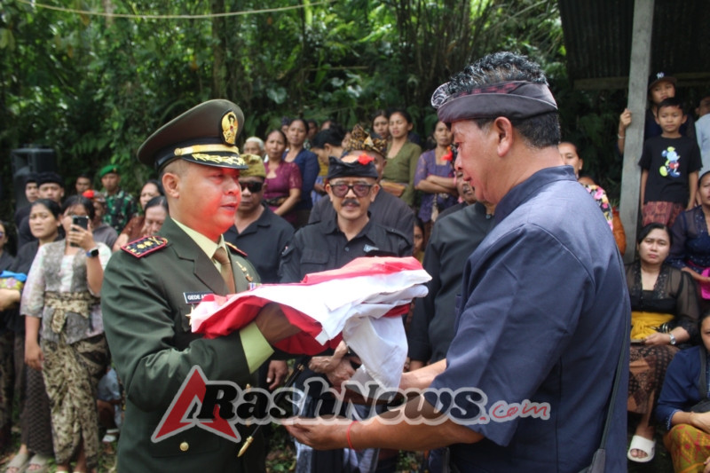TNI AD Beri Penghormatan Terakhir, Dandim 1626/Bangli Pimpin Perabuan Pratu I Made Yudha Wirathama