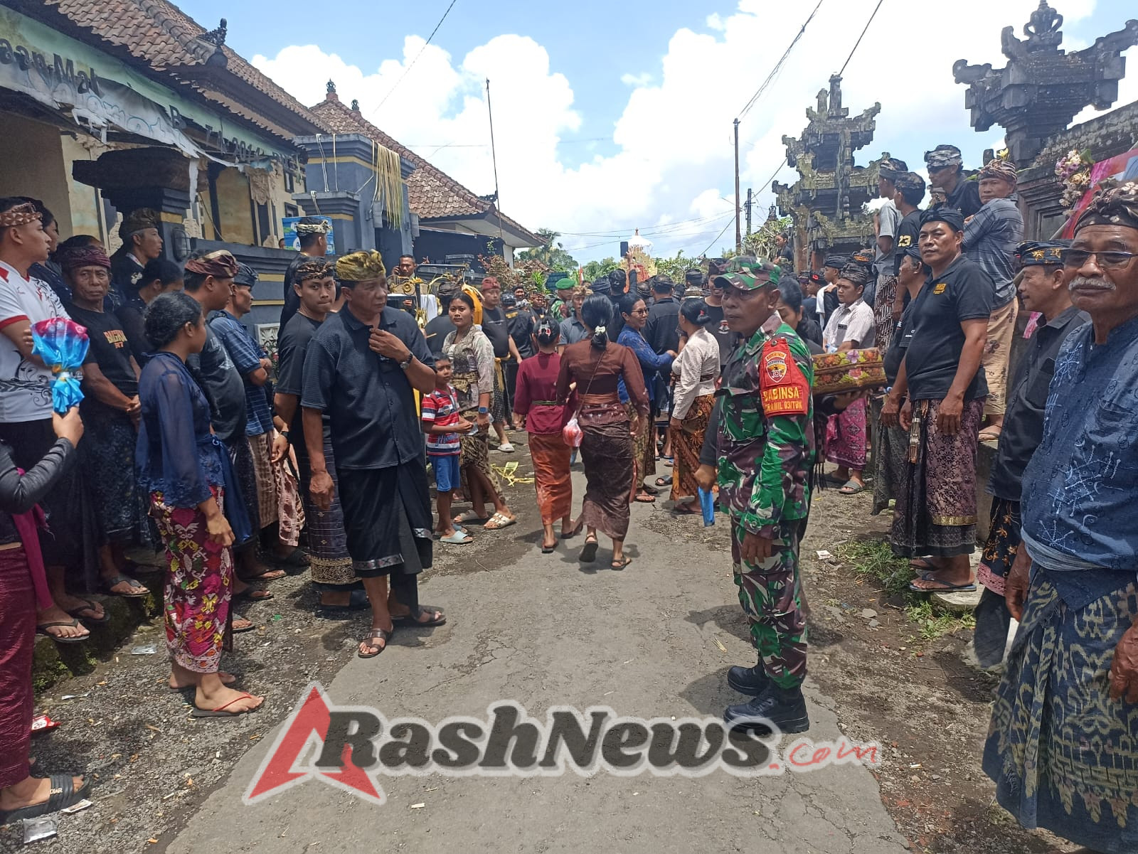 Bersinergi dengan Pecalang, TNI–Polri Pastikan Rangkaian Upacara Ngaben Berjalan Lancar