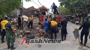 Gotong Royong Bersama, Polsek Dentim dan Instansi Terkait Pulihkan Lingkungan Warga di Jalan Siulan