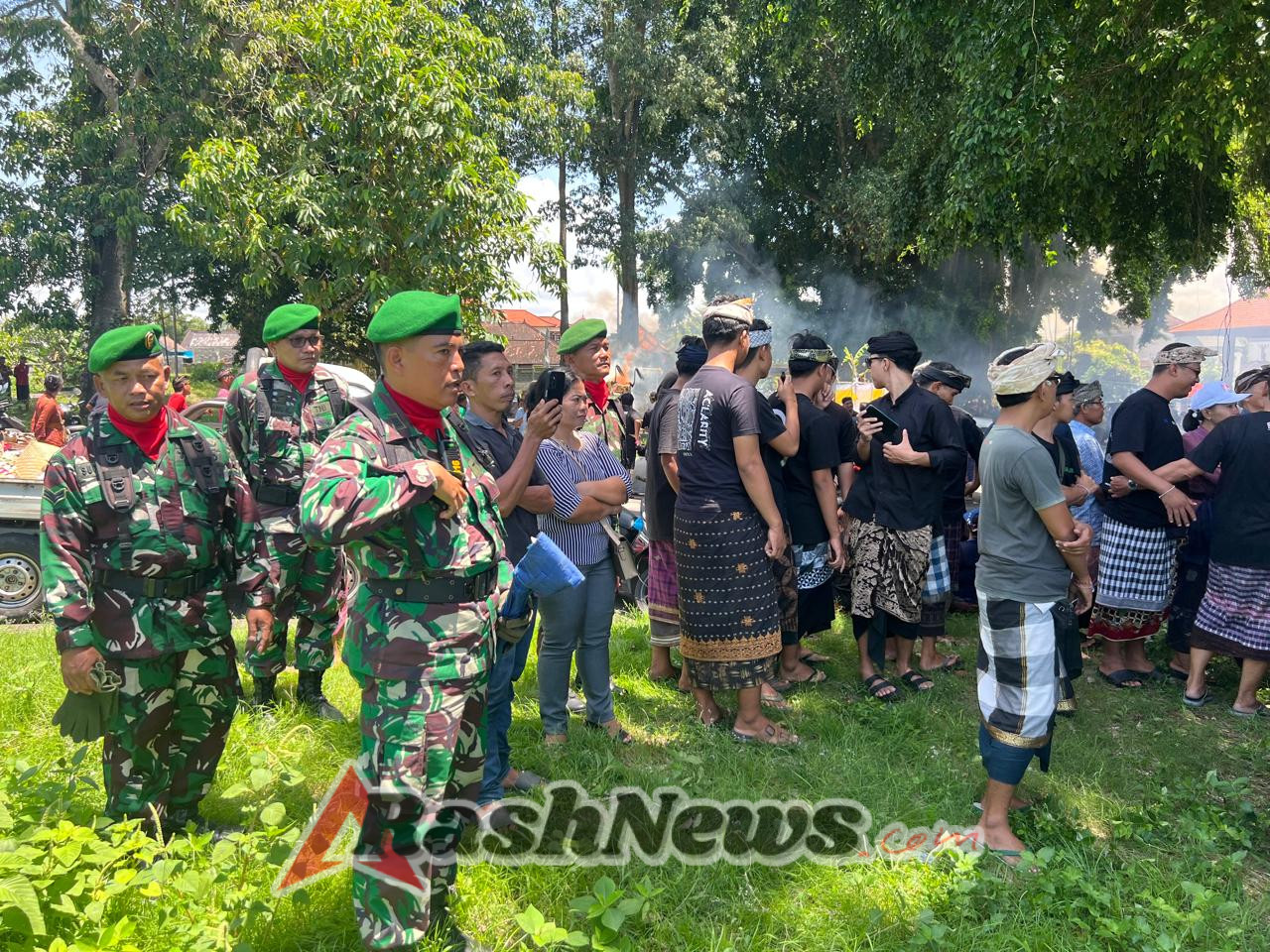 Kodim 1616/Gianyar dan Koramil Sukawati Tunjukkan Empati pada Upacara Perabuan Istri Sertu Gede Yusa