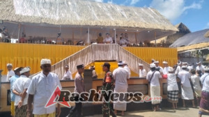 Pengamanan Ketat, Babinsa Siangan Pastikan Upacara Mapepade Agung Berlangsung Tertib