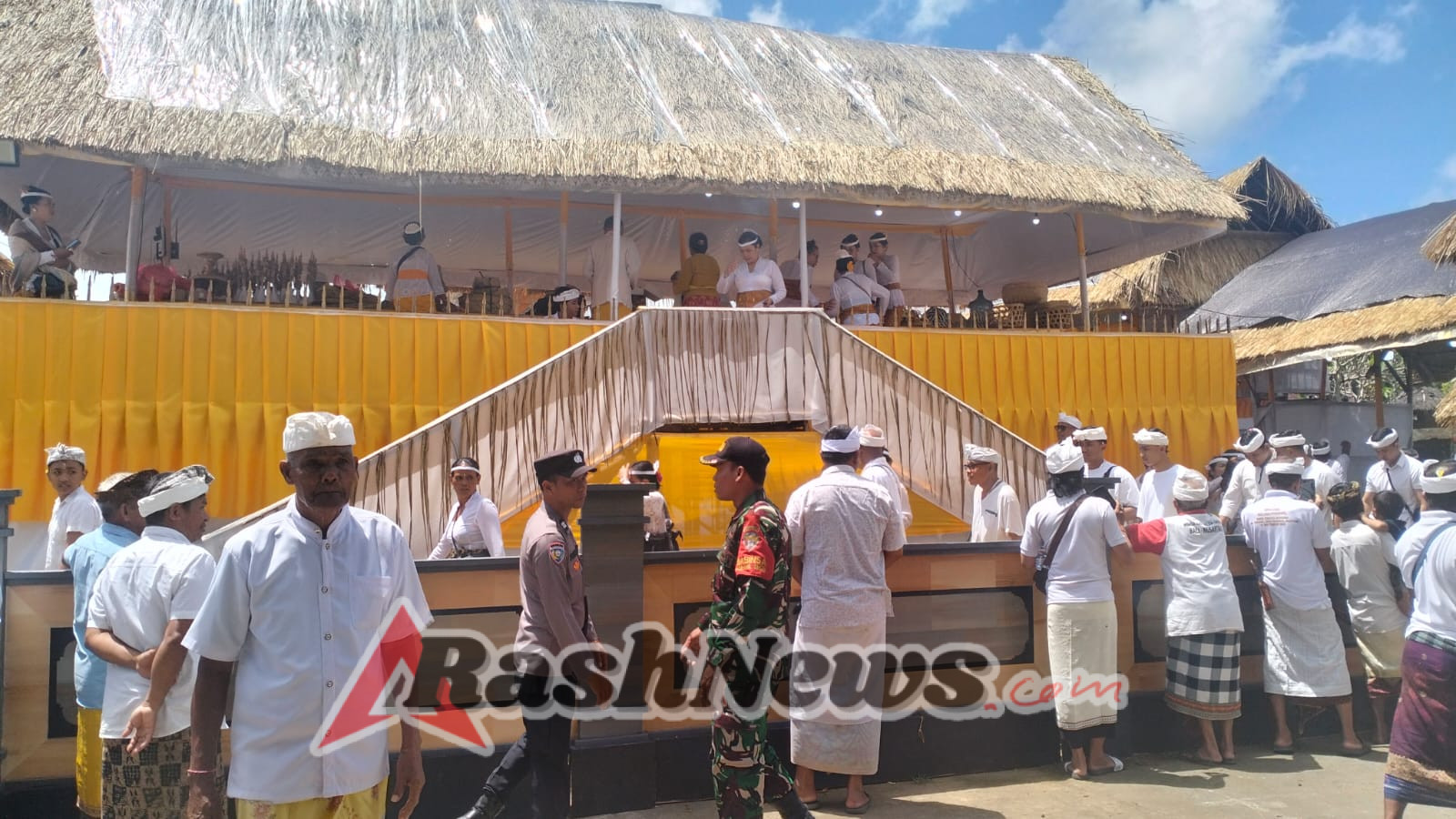 Pengamanan Ketat, Babinsa Siangan Pastikan Upacara Mapepade Agung Berlangsung Tertib