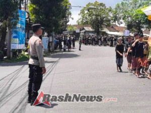 Tradisi Pitra Yadnya di Temesi Berjalan Tertib Berkat Kolaborasi Aparat dan Pecalang