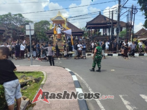Peran Aktif Babinsa Koramil 1616-01/Gianyar Jaga Keamanan Upacara Adat