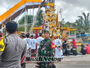 Beri Pelayanan Terbaik Bagi Masyarakat, Babinsa Bunga Mekar Dan Lembongan Kawal Ngaben Massal